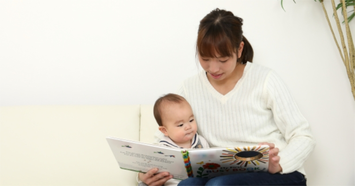 絵本を見る赤ちゃんとお母さん